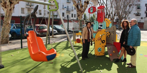 El Ayuntamiento instala un parque infantil en la Plaza Cerámicas Mensaque, en el barrio del Tardón, con diversos juegos adaptados  a niños y niñas con diversidad motriz, sensorial o mental