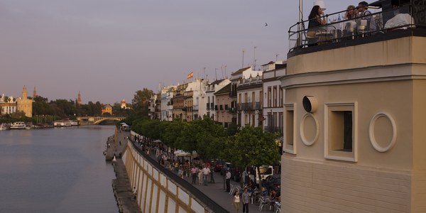 El Ayuntamiento logra la cesión gratuita a la ciudad de la parcela de 449 metros cuadrados del Restaurante Abades que garantizará el acceso público desde la calle Betis y la ampliación del paseo fluvial