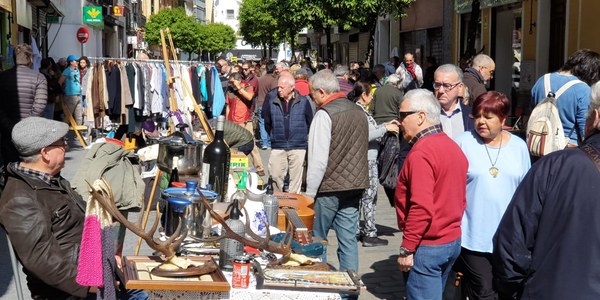 El Ayuntamiento pone en marcha  un dispositivo para ordenar los 124 puestos del mercadillo del Jueves ajustándolosa la calle Feria y garantizando la accesibilidad, seguridad y convivencia con el barrio