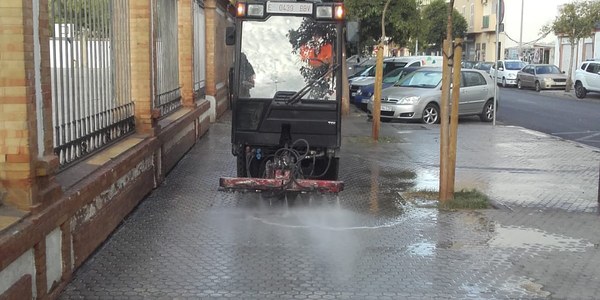 El Ayuntamiento pone en marcha un programa de refuerzo de la limpieza en los accesos y entorno de los centros educativos de Sevilla  previo al inicio del curso escolar