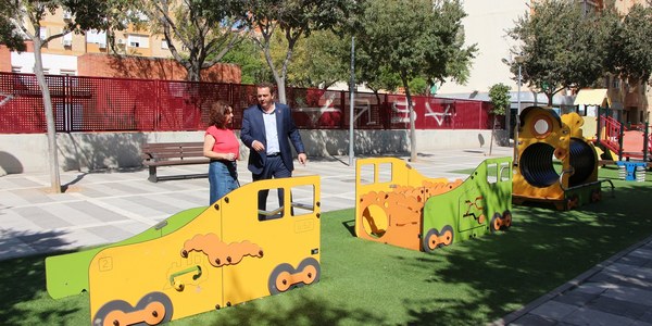 El Ayuntamiento pone en servicio dos zonas infantiles en Pino Montano con nuevos juegos accesibles e inclusivos tras las obras de mejora realizadas