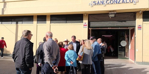El Ayuntamiento pone en servicio la micropeatonalización de San Martín de Porres, en Triana, diseñada para impulsar la actividad del mercado de San Gonzalo y garantizar la accesibilidad de los usuarios del ambulatorio