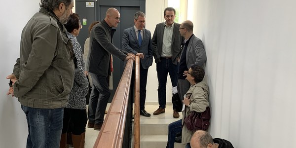 El Ayuntamiento pone en servicio un nuevo ascensor en Pino Montano en una vivienda con graves problemas de accesibilidad tras una inversión de 150.000 euros
