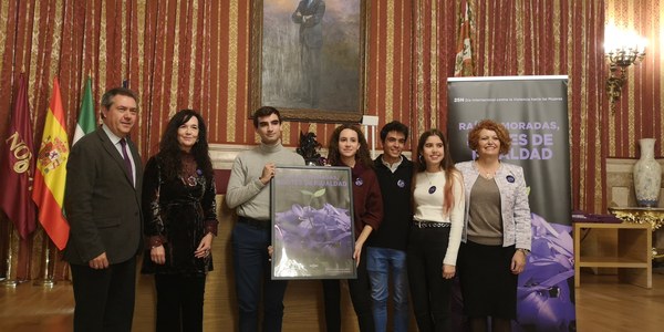 El Ayuntamiento premia las diez mejores propuestas de institutos de lemas e imagen gráfica para el 25N Día contra la Violencia hacia las Mujeres y reconoce al IES Antonio Machado por la campaña  ‘Raíces Moradas, brotes de igualdad’