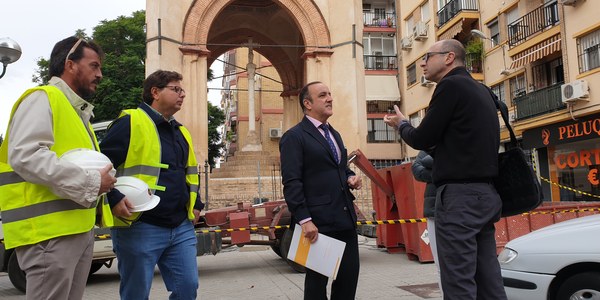 El Ayuntamiento realiza trabajos de conservación y mejora del templete de la Cruz del Campo  en el distrito Nervión