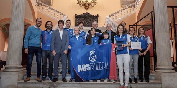 El Ayuntamiento recibe al club ADSevilla tras el triunfo de Manuel Martín en el Campeonato de España máster en pista cubierta a sus 78 años