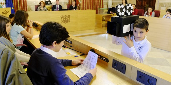 El Ayuntamiento recibe las propuestas del Consejo de la Infancia y la Adolescencia en el Salón Colón del Ayuntamiento