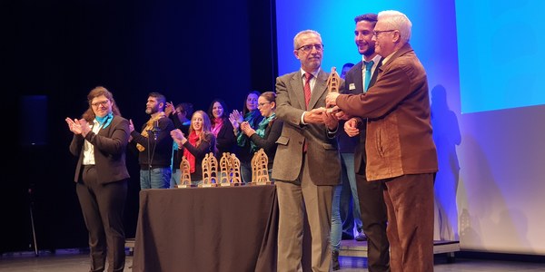 El Ayuntamiento recoge el premio de la Asociación Paz y Bien en reconocimiento a los programas de autonomía en el Día Internacional de las Personas con Diversidad Funcional