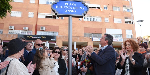 El Ayuntamiento reconoce a Eugenia ‘Yeni’ Osuna Ansio, presidenta de la Asociación de Vecinos Andalucía Residencial, con una plaza en su distrito