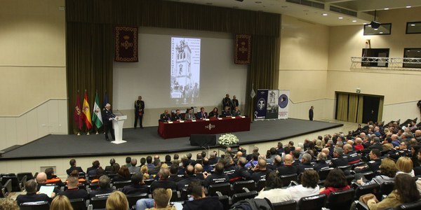 El Ayuntamiento reconoce el esfuerzo y los años de servicio de 64 bomberos y distingue a 6 entidades o personas colaboradoras del servicio y a los organismos que gestionan las llamadas de emergencia de la ciudadanía