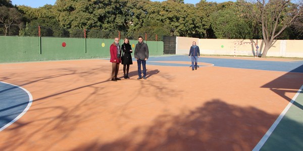 El Ayuntamiento reforma el patio infantil, las pistas deportivas y  el gimnasio, instala pérgolas de sombra, planta árboles y renueva la carpintería para mejorar la eficiencia energética en el CEIP Pablo VI,  en el Distrito Cerro-Amate