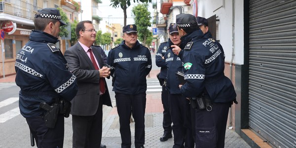 El Ayuntamiento refuerza el modelo de la Policía Local en los barrios con un nuevo operativo basado en la presencia más cercana de los agentes mediante el patrullaje a pie en zonas estratégicas de los Distritos