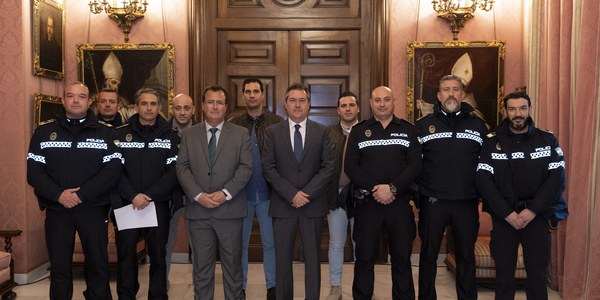 El Ayuntamiento refuerza la estructura de la Policía en los barrios con siete subinspectores y un inspector que han tomado posesión hoy tras la convocatoria de promoción interna