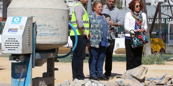El Ayuntamiento renueva la Plaza de los Amarres del sector 10 de Sevilla Este con una inversión de 386.000 euros con más zonas ajardinadas, árboles y sombra, áreas infantiles y aparatos biosaludables