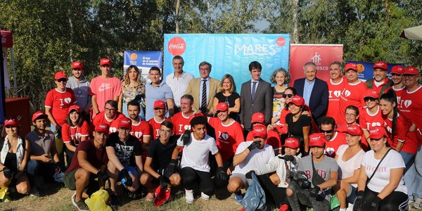 El Ayuntamiento respalda una acción de Coca-Cola para promover el cuidado y la protección ambiental del entorno del Guadalquivir realizada en suelos del Estado anexos al río y con la participación de 140 voluntarios
