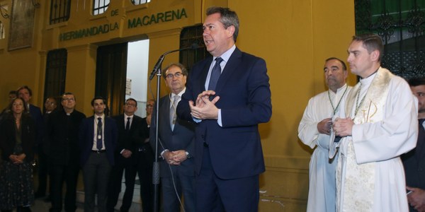 El Ayuntamiento rotula bajo el nombre Plaza de La Esperanza Macarena al espacio frente a la Basílica tras la aprobación en el Pleno del pasado mes de febrero