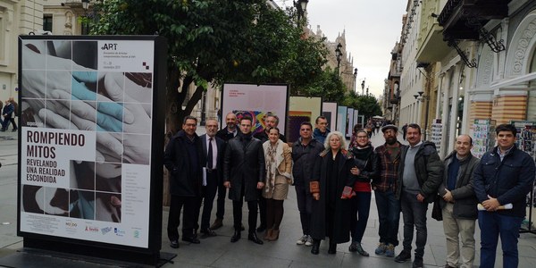 El Ayuntamiento y colectivos de lucha contra el VIH/sida organizan una exposición para concienciar a la población sobre la enfermedad y derribar prejuicios y un encuentro de ciudades con planes municipales propios para combatirla