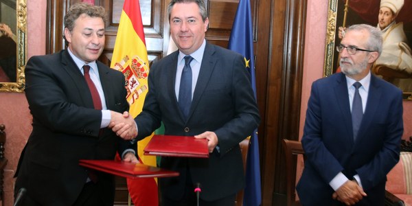 El Ayuntamiento y el Grupo LAR firman un convenio para facilitar la inserción laboral de desempleados de larga duración en el centro de ocio, comercial y familiar Lagoh y colaborar en el desarrollo de programas de empleo