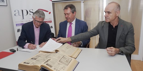 El Ayuntamiento y la Asociación de la Prensa de Sevilla firman un acuerdo para incorporar la colección completa de la ‘Hoja del Lunes’ a la nueva hemeroteca digital municipal