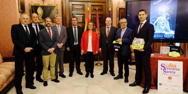 El Ayuntamiento y la Junta amplían esta Semana Santa a todas las hermandades los desfibriladores para actuar frente a cardiopatías y muertes súbitas