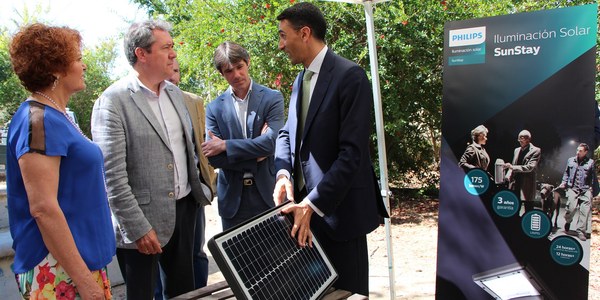 El Ayuntamiento y Signify desarrollan en el Parque Infanta Elena un proyecto piloto de Philips de iluminación pública exclusivamente con energía solar