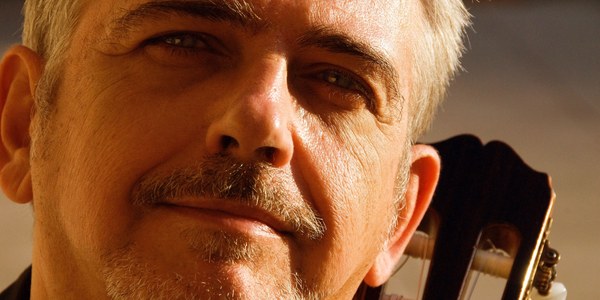 El histórico músico sevillano Manuel Imán desembarca en el Lope de Vega el día de su 65 cumpleaños para hacer un repaso a sus 50 años de carrera