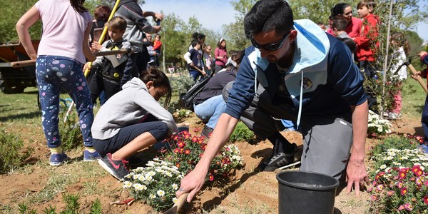 El Parque Amate acoge la plantación de más de 100 árboles, arbustos y plantas de flores dentro de las actividades del ciclo ‘Agua, paisaje y ciudadanía’