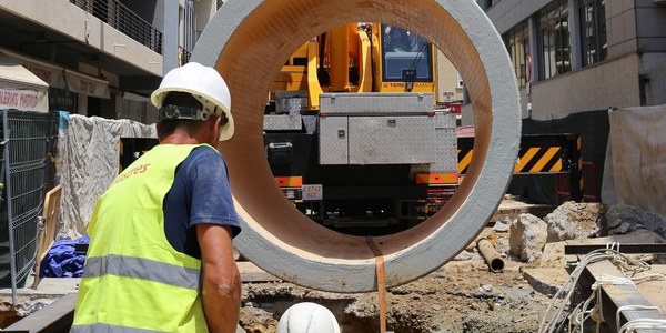 Emasesa ejecuta la reparación de una rotura fortuita en el colector de la Ronda Supernorte a la espera de que su remodelación sea acometida dentro del plan extraordinario y urgente de inversiones de 2020 que alcanza un presupuesto de 10,4 millones para cinco grandes actuaciones en sus redes