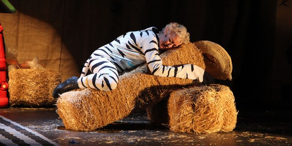 La compañía Escenoteca recala en el Teatro Alameda con su exitosa obra “La cebra Camila” y las entradas agotadas