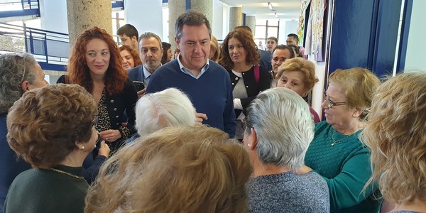 Espadas analiza con los vecinos, vecinas y comerciantes mejoras en la barriada de Villegas del Distrito Macarena
