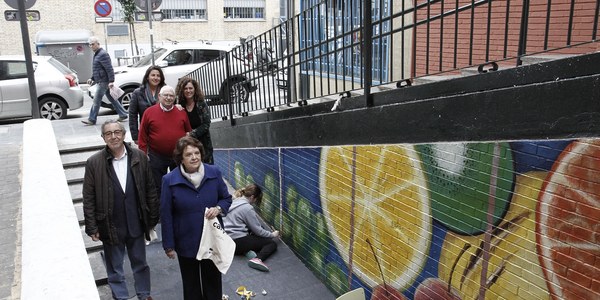 Estudiantes del IES Politécnico de Sevilla pintan murales del mercado de abastos de Los Remedios en una iniciativa de la Fundación Tres Culturas con respaldo del Ayuntamiento