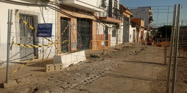 Iniciadas las obras de sustitución de redes y reurbanización de la calle Huerta del Canario, en la barriada de La Música-Los Prunos de Cerro-Amate, que quedará como plataforma única y pavimentada con adoquín de granito