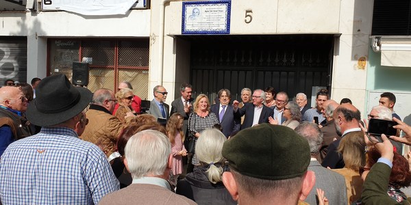 Instalación de una placa homenaje al compositor Rafael Estad en el distrito Nervión