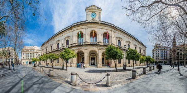 Inversión de 100.000 euros en Nueva Bellavista para reformar la Plaza José Hormigos y la calle Fuente de Cantos con arbolado, nuevas instalaciones deportivas y espacios comunes