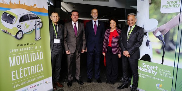 Juan Espadas insta a la industria energética a una mayor colaboración público privada para imprimir ritmo a la implantación de la movilidad eléctrica en la ciudad