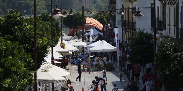 La calle Águilas se llena de actividades culturales y de ocio educativo, una gymkana fotográfica y de nuevos aparcabicis portátiles que sustituirán al tráfico para celebrar el Día sin Coche