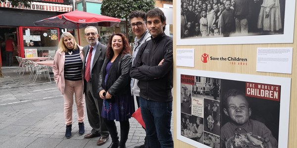La calle San Jacinto acoge la exposición “La infancia marca. Cien años defendiendo los derechos de los niños y las niñas” sobre la labor centenaria de Save the Children con apoyo del Ayuntamiento