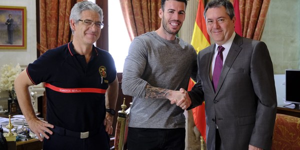 La Corporación municipal realiza una declaración institucional en apoyo al bombero Miguel Roldán por su labor humanitaria en el Mediterráneo