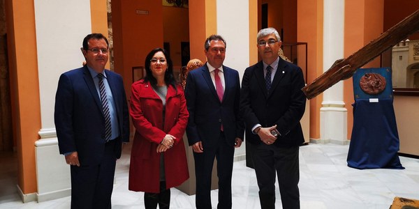 La Hermandad de Montserrat reúne a 37 artistas en torno a la figura de Juan de Mesa en una exposición colectiva de pintura y escultura que se puede visitar en el Ayuntamiento hasta el 23 de noviembre