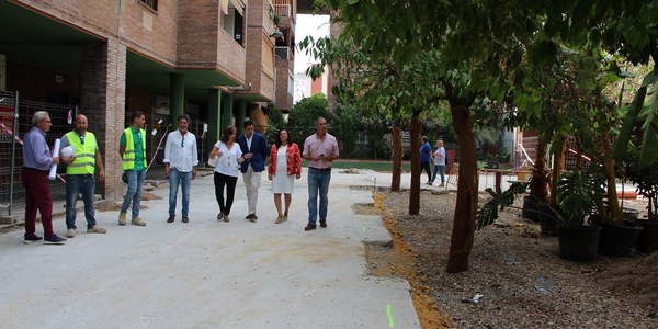 La nueva Plaza Salesiano Don Ubaldo, en Triana, se abrirá a finales de año tras su reurbanización integral para hacerla accesible, con un nuevo diseño del área ajardinada, juegos infantiles y aparatos biosaludables y la renovación de  redes, pavimento y alumbrado