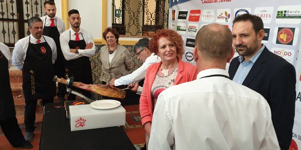 La Plaza de España acoge la fase final del VI Concurso de Cortadores de Jamón Ciudad de Sevilla