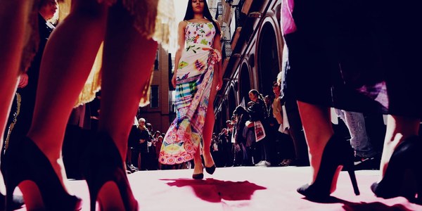 La Plaza del Salvador acoge mañana la sexta edición del desfile ‘Junio de Moda’ en el que participan firmas comerciales radicadas en el centro histórico