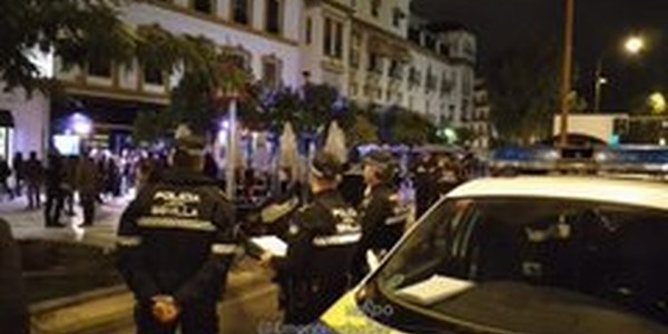 La Policía Local de Sevilla clausura  18 bares en el Casco Histórico, la mayoría reincidentes del Paseo Colón que permitían el consumo en la vía pública y ocupaban las aceras