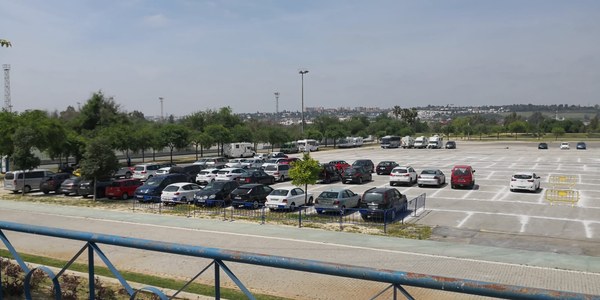 La Policía Local de Sevilla clausura  un aparcamiento irregular habilitado para la Feria en el Parque Vega de Triana y abre hasta 10 expedientes de sanción  a los autobuses privados que actuaban como lanzaderas hasta el Real