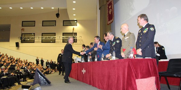 La Policía Local entrega 225 distinciones y 44 reconocimientos con la Cruz al Mérito en un año en el que se han reforzado las actuaciones contra la botellona, las viviendas turísticas irregulares y el control del transporte de viajeros