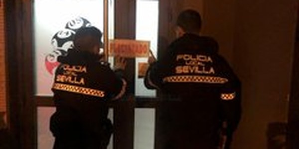 La Policía Local precinta una sala de juegos en Sevilla Este por infracciones graves en materia  de seguridad, permitir fumar y grabar sin autorización