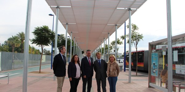 La reurbanización del entorno de Torre Sevilla se completa con una nueva pérgola de 106 metros de largo y 6 de ancho diseñada para generar sombra gracias a jacarandas y buganvillas y que mejora el acceso peatonal