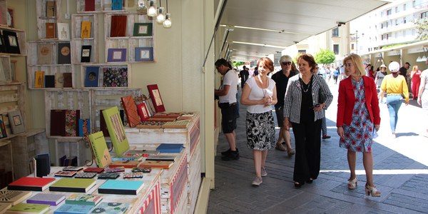 La XI Feria de Artesanía Creativa Hecho en Sevilla abre hasta el 13 de junio junto a la Catedral con 40 talleres de la ciudad y su provincia