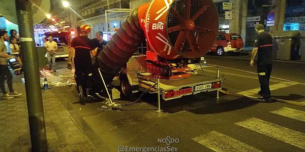 Los Bomberos del Ayuntamiento de Sevilla realizan un simulacro de extracción de humos en los túneles del metro con el nuevo ventilador de gran caudal que mejora la seguridad en las intervenciones subterráneas