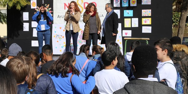 El Distrito Macarena acoge la X Marcha por la Paz con la participación de unas 400 escolares de siete centros educativos de la zona y una veintena de entidades y ONG